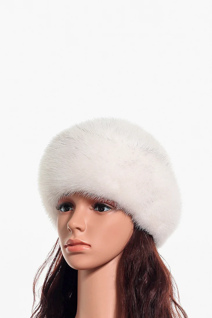 Белая меховая бейсболка