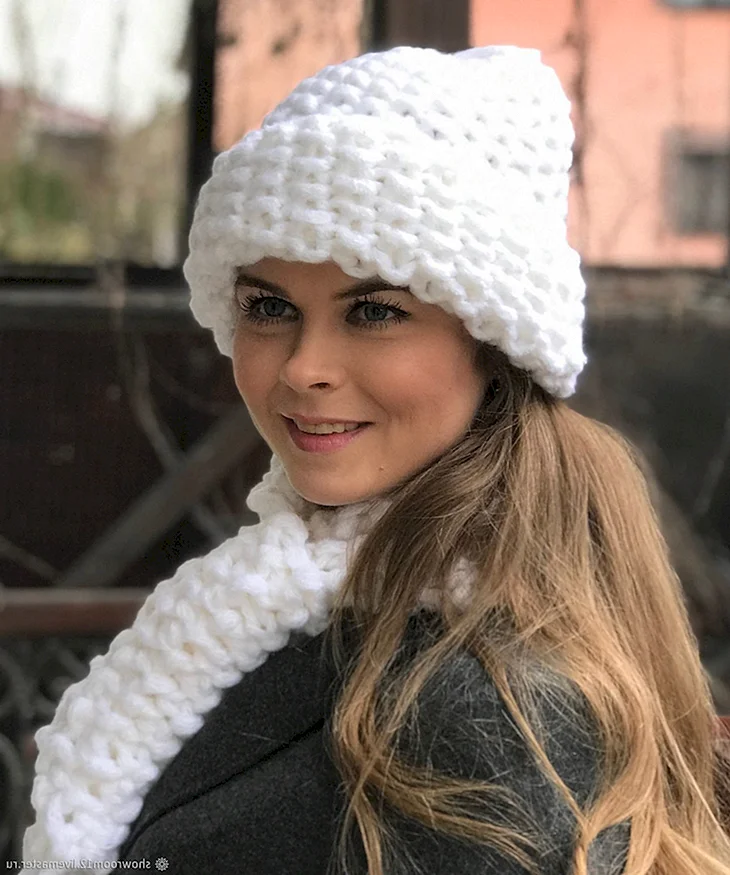 Белая вязаная шапка