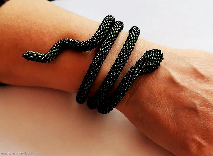 Браслет змейка из бисера