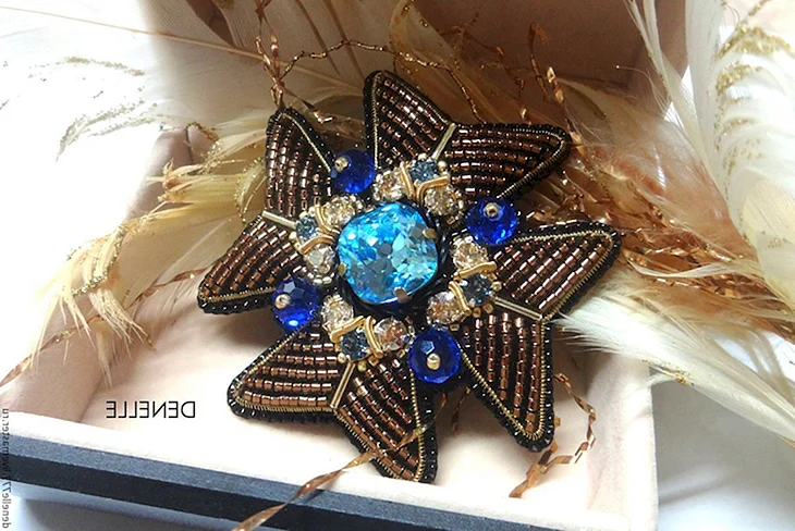 Брошь из бисера Мальтийский крест