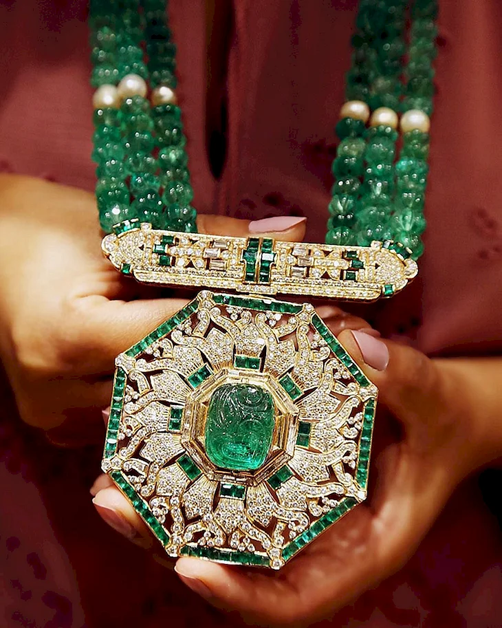 Cartier брошь Моголов изумруд