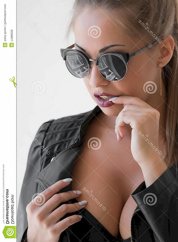Девушка в чёрных очках