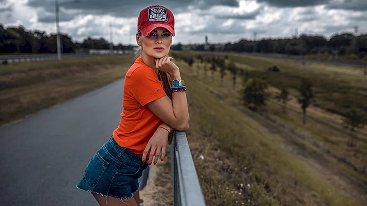 Девушка в кепке
