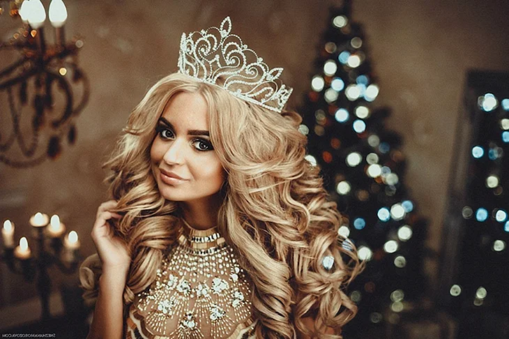 Девушка в короне