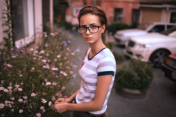 Девушка в очках