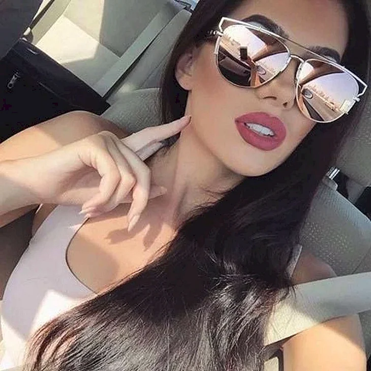 Девушка в очках селфи