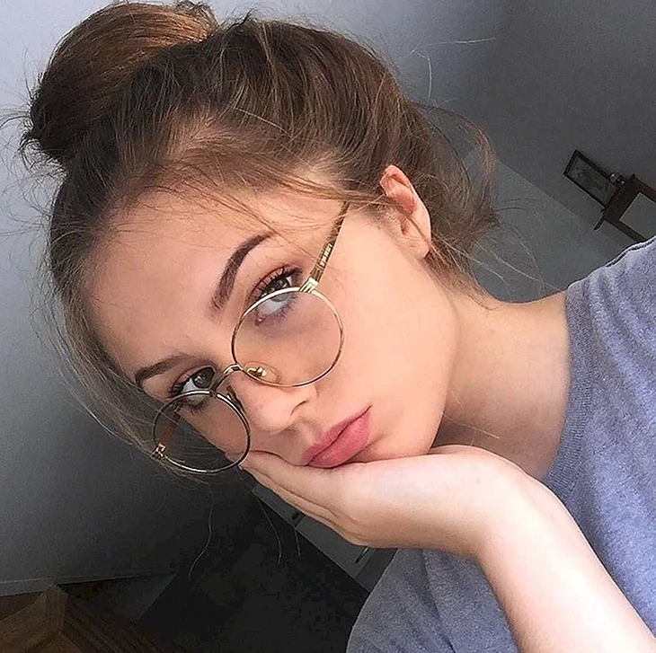 Девушка в очках селфи