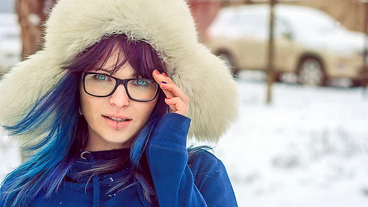 Девушка в очках зимой
