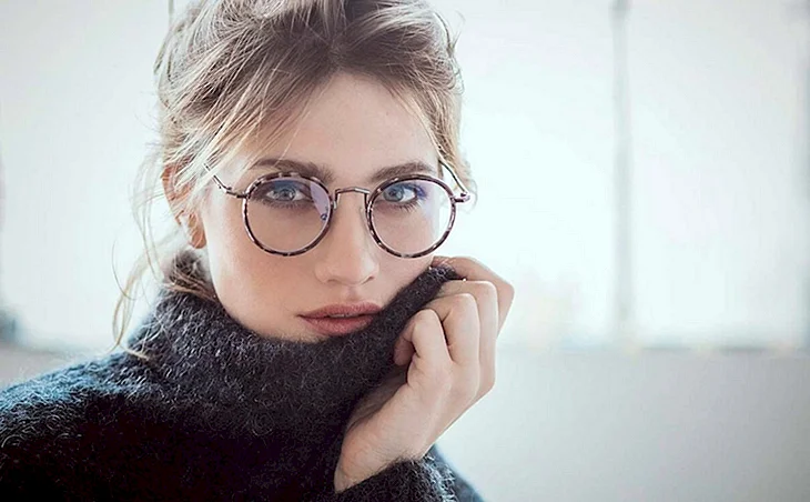 Девушки в круглых очках для зрения
