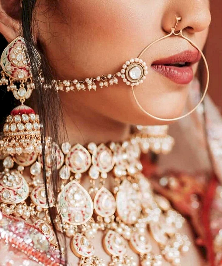 Индийские украшения в нос
