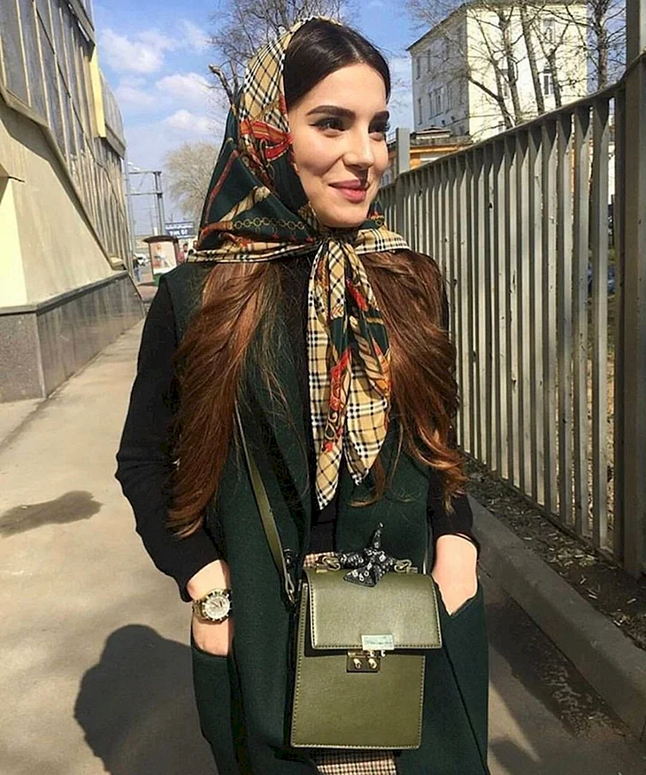 Кавказские девушки в платках