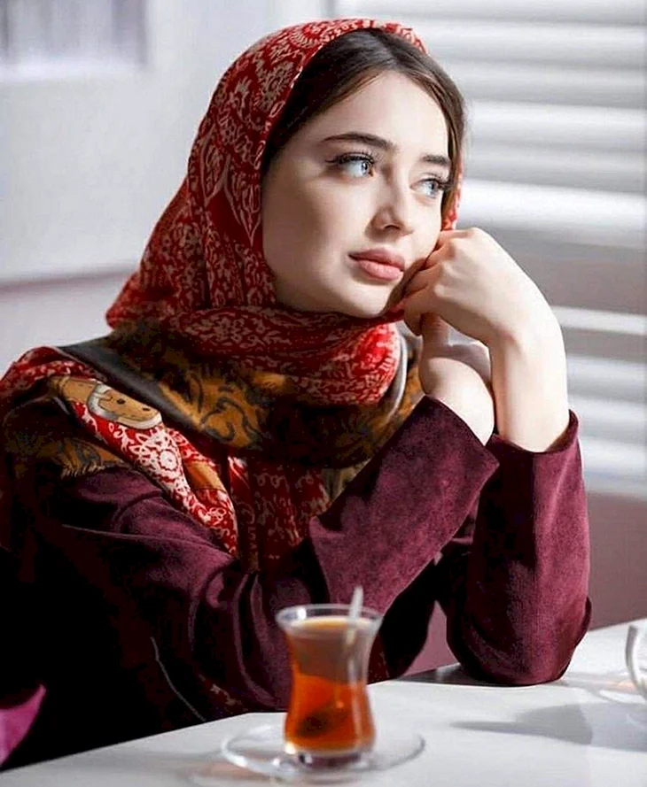 Кавказские девушки в платках