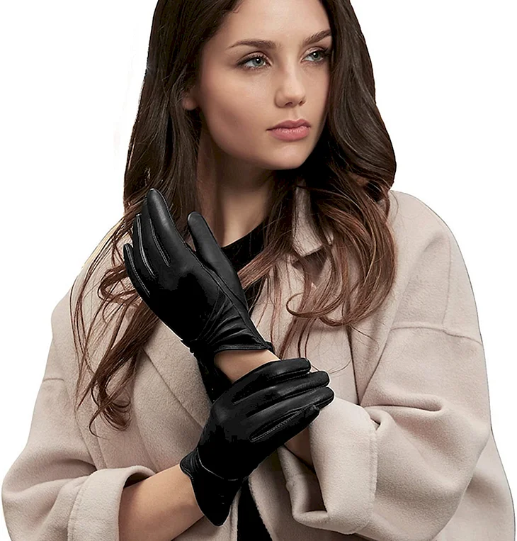 Кэтрин Росс in Leather Gloves