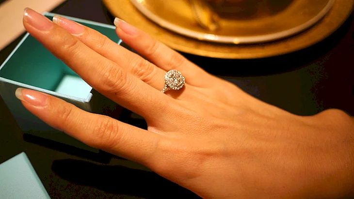 Кольцо с большим круглым бриллиантом на руке