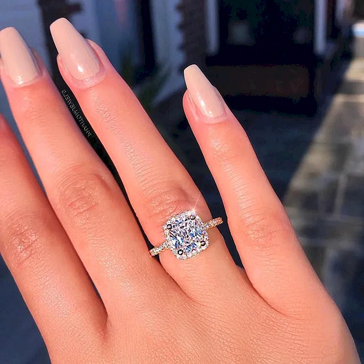 Кольцо с бриллиантом на пальце