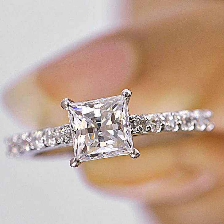 Кольцо с бриллиантом огранка принцесса