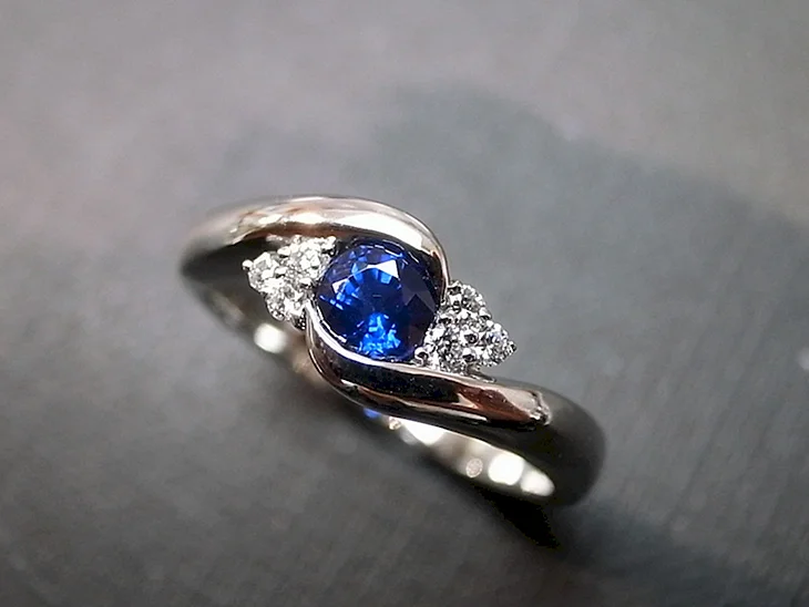 Кольцо с синим сапфиром