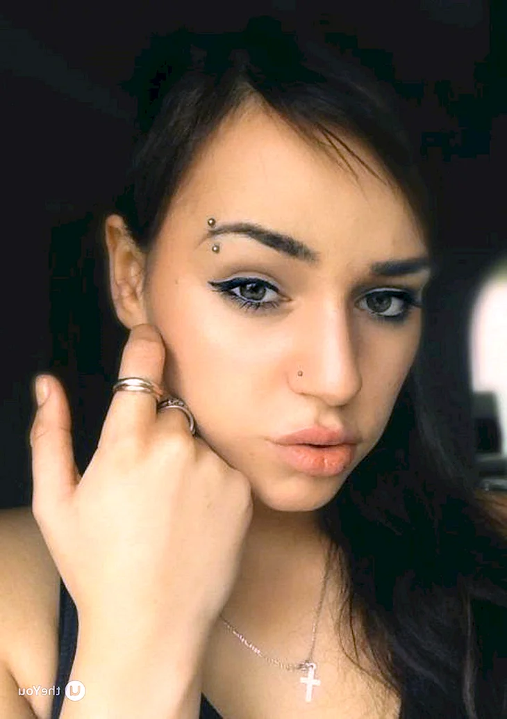 Кольцо в брови у девушек