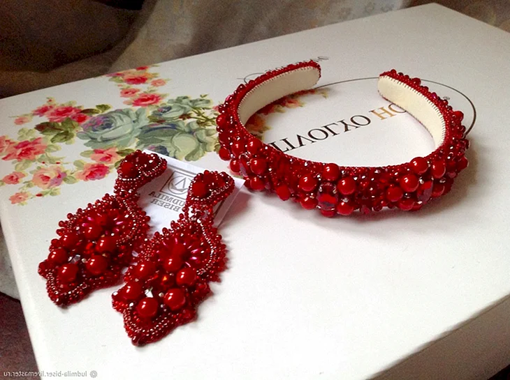 Красные серьги из бисера