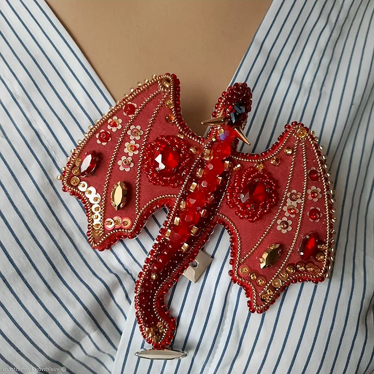 Красный дракон брошь