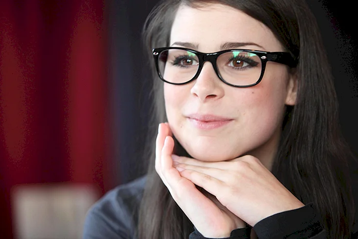 Lena Meyer в очках