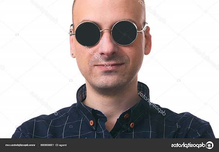 Лысый в круглых очках