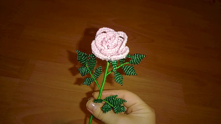 Маленькая роза из бисера