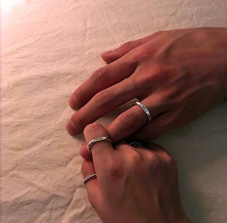 Мужские обручальные кольца на руке