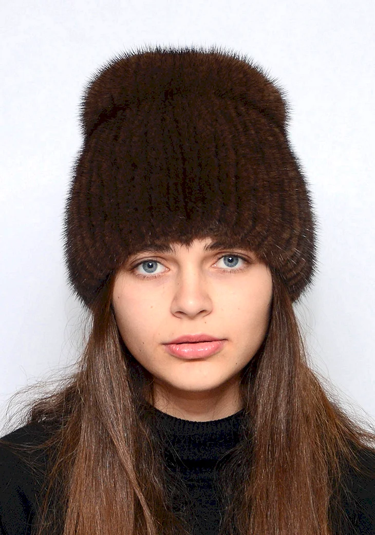 Норковая шапка с бубоном из песца