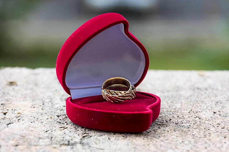 Обручальное кольцо в коробочке