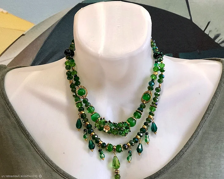 Ожерелье с зелеными камнями