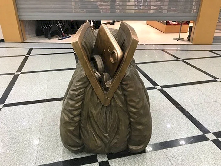 Памятник дамской сумочке в Пьемонте