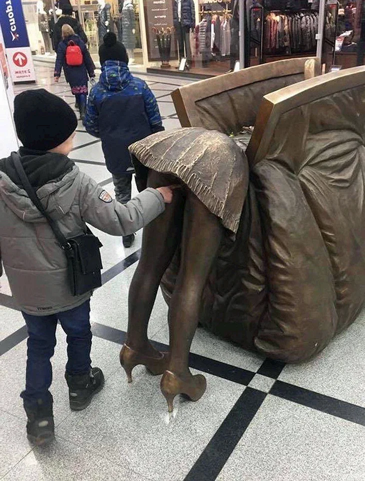 Памятник женской сумке