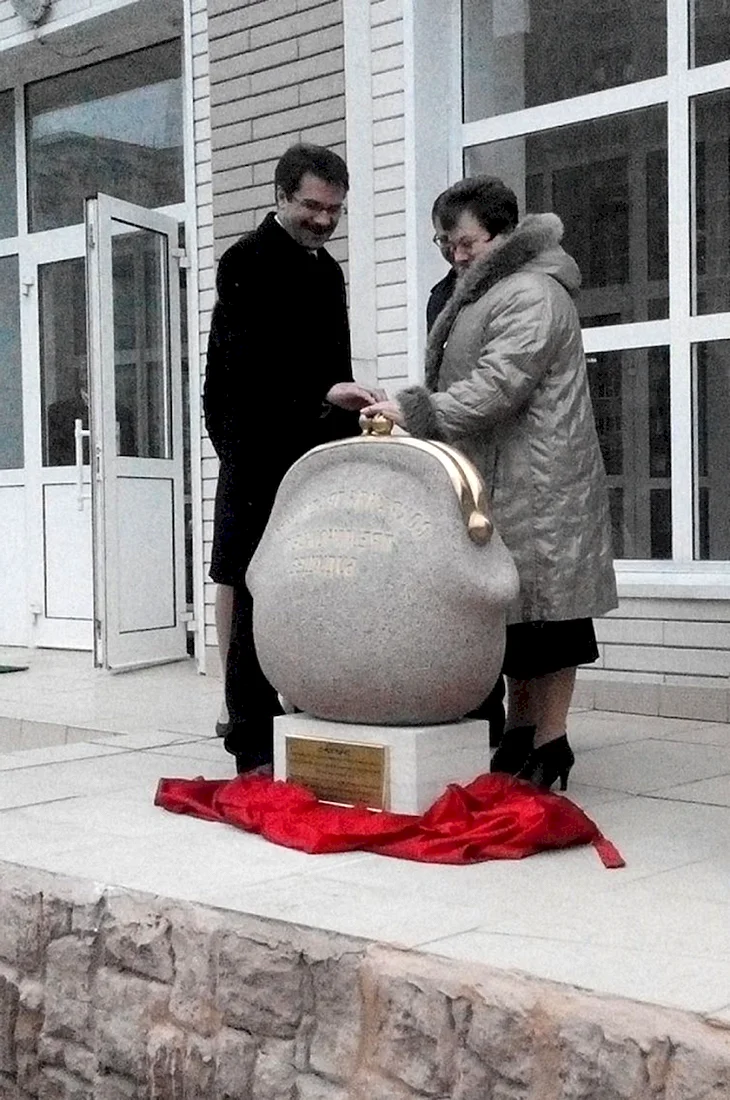 Памятник женской сумочке Екатеринбург Гринвич
