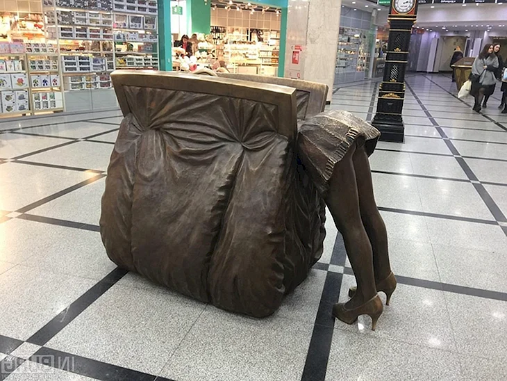 Памятник женской сумочке в Екатеринбурге