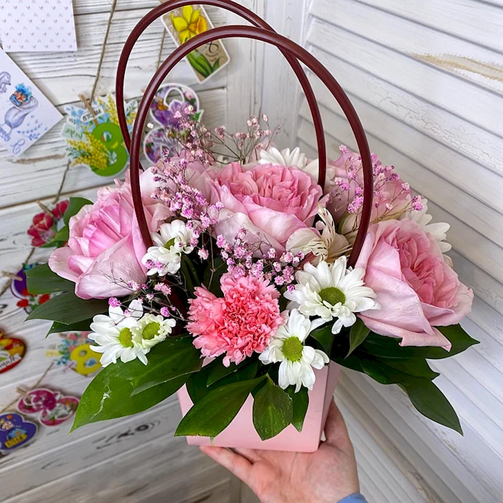 Подарочный букет из гелиевого шара в корзинке