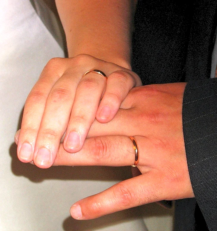 Рука в руке с кольцами