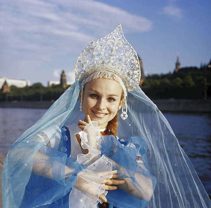 Русские красавицы в кокошниках с фатою