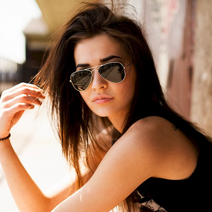Селена Гомес в очках ray ban