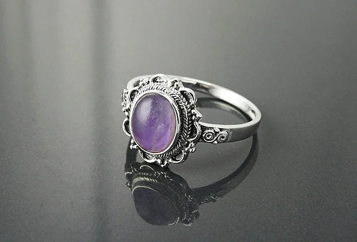 Серебряное кольцо с фиолетовым камнем