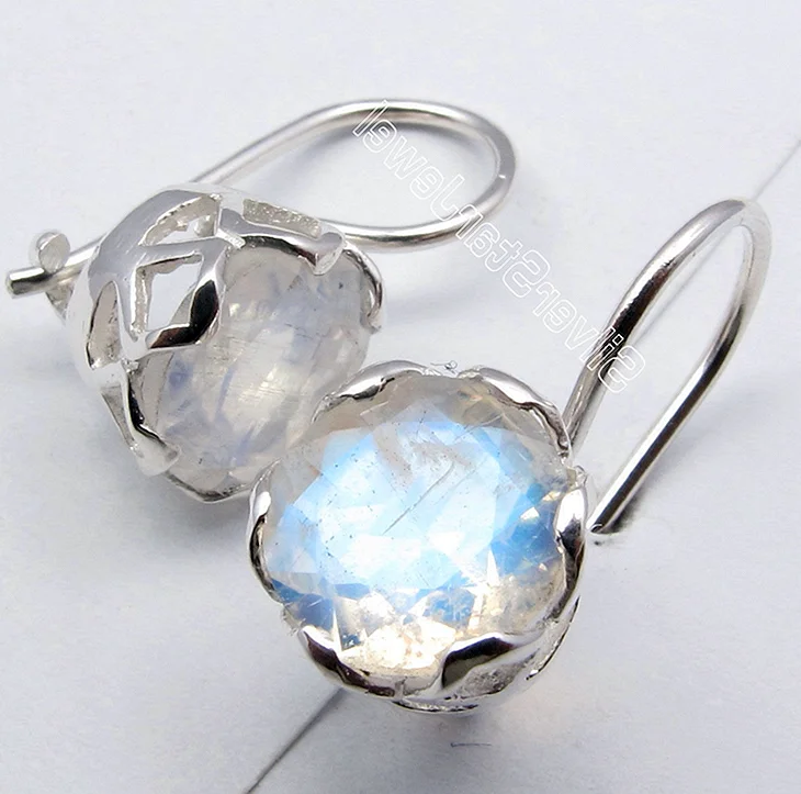 Серебряные сережки с камнем белым