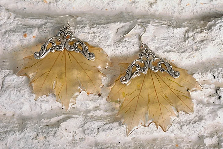 Сережки из эпоксидной смолы листики