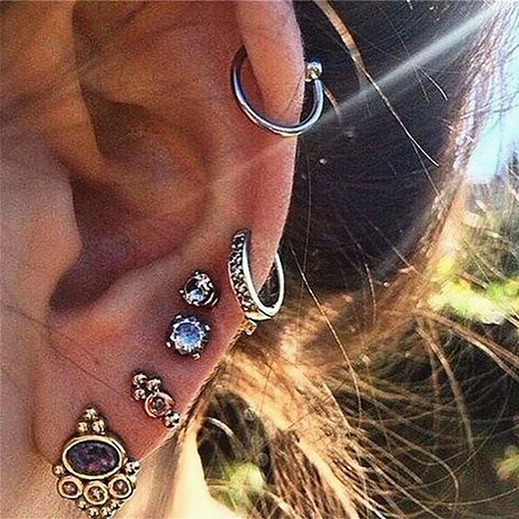 Сережки в ушах