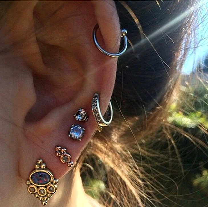 Сережки в ушах