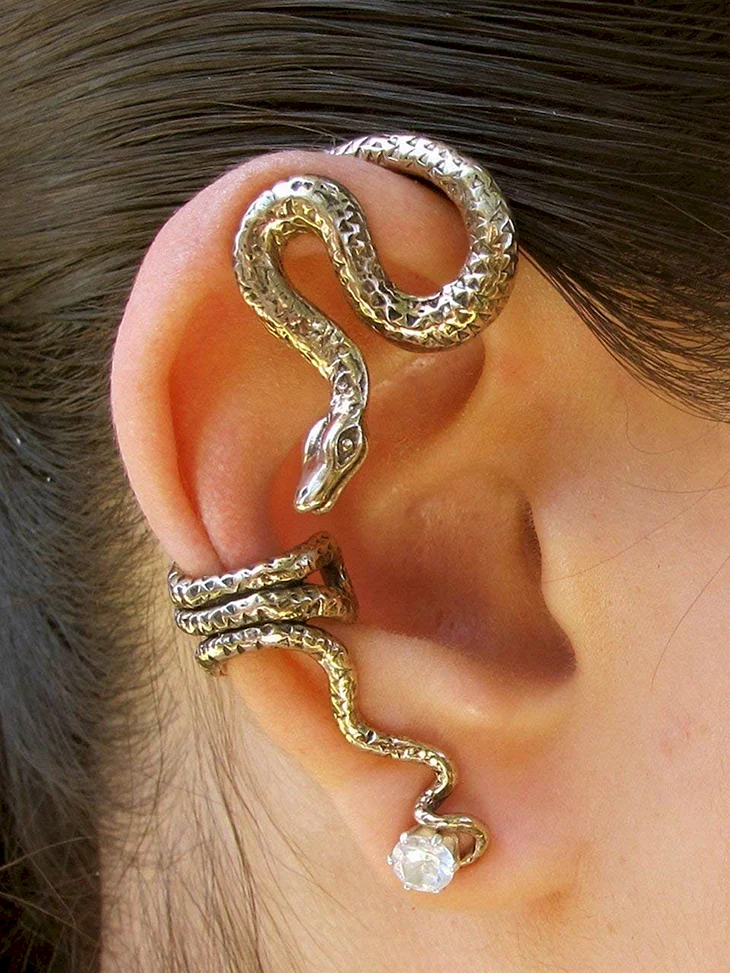 Серьга змейка в хрящ
