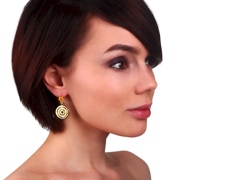 Серьги Bvlgari в ушах