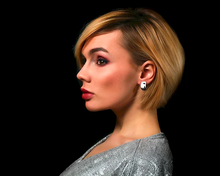 Серьги Cartier на ушах