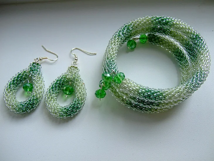 Серьги из бисера змейка