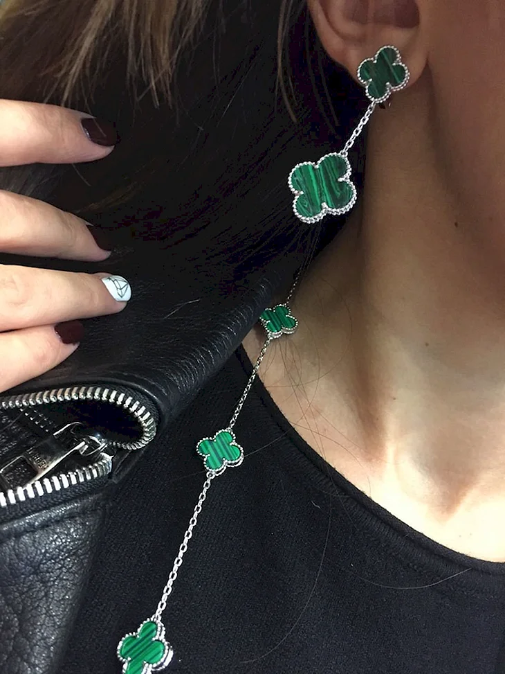 Серьги Клевер van Cleef на ухе