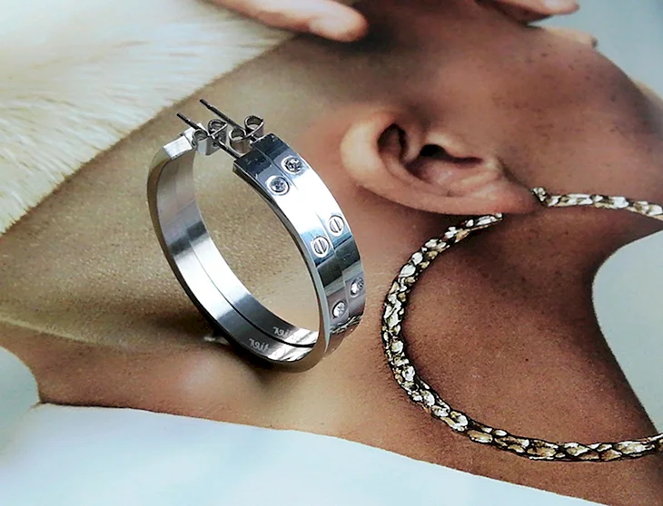 Серьги Love Cartier на девушке